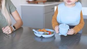 OKOLAY Set perlengkapan makan bayi silikon, tas penyimpan susu payudara 2 cukin, piring isap terpisah, Set makanan bayi silikon merah muda, desain Populer - Product Image 6