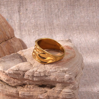 Unregelmäßiger Strukturierter Bandring Edelstahl 18K Vergoldet Organische Wellenoberfläche Breiter Fingerring für Frauen Täglicher Schmuck