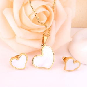 Ensemble de bijoux en acier inoxydable plaqué or 18 carats, collier et boucles d'oreilles en forme de cœur rose, style minimaliste, cadeau pour la Saint-Valentin - Product Image 3