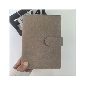 Nueva Funda de Planificador de Viaje Pequeño de Cuero PU Premium Duradero con Anillo Dorado Personalizado, Carpeta Minimalista para Presupuesto A6 con Bolsillo con Cremallera - Product Image 1