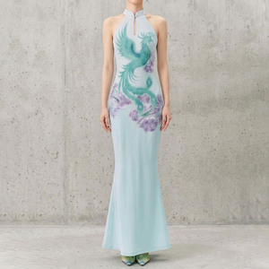 Vestido Cheongsam Largo Azul Claro con Cuello Halter y Estampado de Fénix para Mujer, Estilo Chino 2026, Corte Entallado, Vestido de Fiesta - Product Image 2