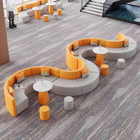 Ensemble de canapés sectionnels italiens modernes avec revêtement en tissu et base en métal pour la maison, le bureau, l'hôtel, la réception, le hall, le salon ou l'hôpital