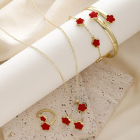 Ensemble de bijoux trèfle à cinq feuilles très prisé, collier simple motif fleur porte-bonheur avec goutte d'huile, accessoire polyvalent pour les mains, boucles d'oreilles, ensemble 5 pièces