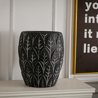 Pot de fleurs décoratif en fibre de verre à motif de feuilles en relief, design en chevrons, gris terre cuite noir