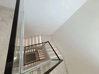 Treppenglas-Stufen Maßanfertigung Moderne Luxuriöse Innenbalkon-Geländer Ultraklares Villa-Stahlplatten-Kanalgeländer