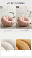 Fauteuil pivotant en sherpa de forme citrouille cannelé, couleur crème, de la marque Boconcept, avec repose-pieds