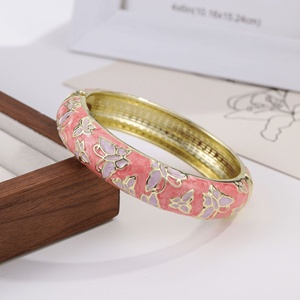 Bracelet jonc large à charnière à ressort en alliage de zinc plaqué or, émail cloisonné papillon gaufré, couleurs pastel variées pour femme, vente en gros - Product Image 5
