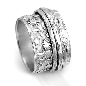 Anello alla Moda con Texture Solare, Design Geometrico Minimalista ed Elegante, Gioiello da Donna per Uso Quotidiano - Product Image 2