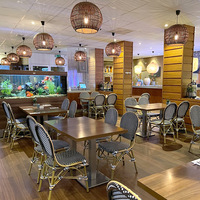 Chaise de restaurant de style français, chaise en rotin noir et blanc à carreaux, mobilier élégant de bistrot, bistrot de jardin méditerranéen