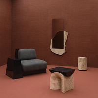 Table d'appoint en marbre courbé Dream Home avec base en travertin veiné brut et plateau en bois finition sable – Pièce de mobilier artistique