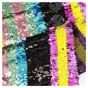 2024, tela de lentejuelas de escamas de pescado de poliéster 100% hecha a medida, bordado de rayas multicolor, bolsas de coches antiestáticas reversibles para niñas - Product Image 1