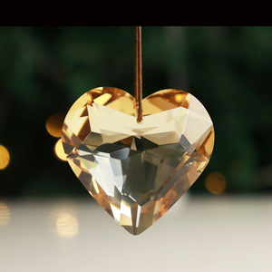 Pendentif Prisme Cœur en Verre Cristal Champagne 45mm, Décoration Suspendue Feng Shui pour Intérieur, Extérieur, Jardin, Attrape-Soleil de Noël pour Fenêtres - Product Image 4