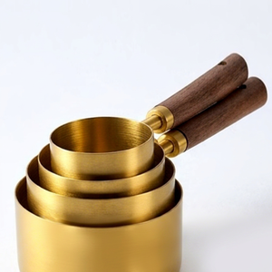 Ensemble de cuillères à mesurer en laiton doré de qualité supérieure avec manches en bois pour la cuisine, la pâtisserie et les essentiels culinaires - Product Image 1