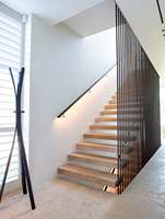 Conception d'escalier flottant droit sur mesure avec balustrade verticale