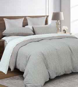Juego de Ropa de Cama de Sateen Jacquard de Algodón 100% Puro Refinado de Primera Calidad, Sábana Ajustable con Bolsillos Profundos para un Sueño Reparador y Confortable - Product Image 1