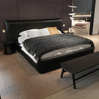 Italienisches Neues Weiches Lederbett in Schwarz, Doppelbett mit Weicher Polsterung, Hochwertiges Queensize-Bett für Villa-Schlafzimmer