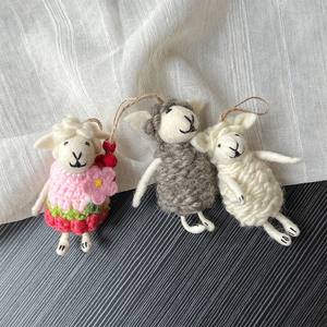 Colgante de pareja de cordero pequeño de decoración moderna de fieltro de lana hecho a mano nepalí para felicitaciones - Product Image 3