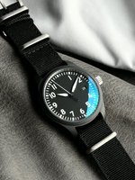 Montre classique de style sportif, boîtier en acier inoxydable noir mat, cadran noir, aiguilles lumineuses, bracelet en cuir, pour hommes, durable, résistante à l'eau