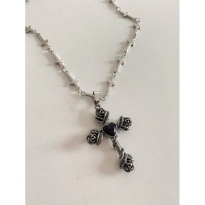 Collier Gothique Punk Cœur Rose Croix en Acier Titane, Chaîne Tendance Style Europe-Amérique pour le Quotidien - Product Image 5