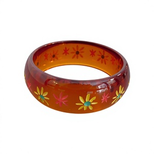 Brazalete de Resina Acrílica Tallada con Diseño Geométrico Vintage, Joyería de Resina Amarilla Hecha a Mano, Accesorio de Moda Unisex Único y Elegante - Product Image 5
