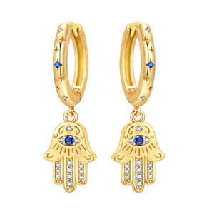 Les boucles d'oreilles Fatima Hand en bronze blanc sont résistantes à la décoloration et sont un excellent accessoire pour les femmes à porter au quotidien. - Product Image 1