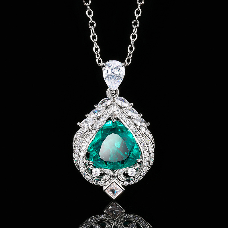 Pendentif émeraude avec chaîne croix