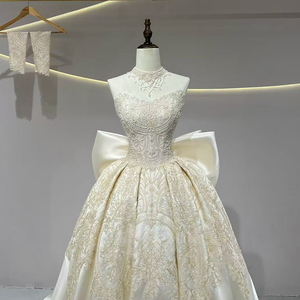 JFH56 Vestido de Novia Moderno de Satén Largo sin Tirantes con Corte en A, Apliques Florales de Cristal, Espalda con Cordones y Cola Capilla - Product Image 3