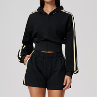 Collection de survêtements personnalisés avec logo, ensemble 2 pièces : sweat à capuche court zippé et short à rayures latérales