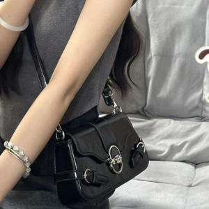 Bolso cruzado de media luna de cuero PU de moda con hebilla de correa decorativa de moda y versátil para uso diario - Product Image 5