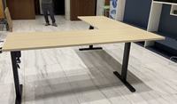 Bureau de direction en L en bois réglable électriquement et personnalisable avec boutons de mémoire, fabriqué en usine
