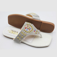 Chaussures d'été pour femme, sandales plates avec strass, chaînes, bijoux, perles, légères, respirantes, durables