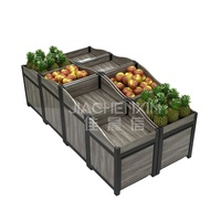 Modulair, zwaarbelastbaar metalen en houten supermarkt-displayrek met schappen voor levensmiddelen en een standaard voor fruit/groenten.