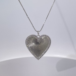 Collier avec pendentif en forme de grand cœur argenté Tianyu Gems pour femmes, charme d'amour texturé radiant, bijoux de mode - Product Image 1