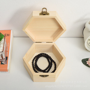 Caja de regalo hexagonal de madera de pino con cierre para té, joyería, regalos navideños y manualidades. - Product Image 3