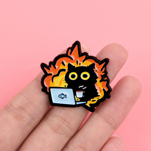 Divertido Pin Esmaltado de Gato Negro 'This Is Fine', Gato <span class=keywords><strong>en</strong></span> Fuego con Laptop y Café, Pin de Solapa, Broche de Meme para Amantes de los Gatos y Trabajadores de Oficina - Product Image 4