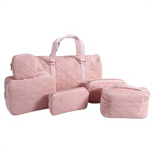 Bolsa Deportiva Acolchada con Patrón de Corazones y Logotipo de Cheerleading en la Parte Delantera, con Cierre, para Equipos de Baile Infantiles, Diseño Personalizado, Venta al Por Mayor - Product Image 3