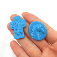 Pierre précieuse en turquoise bleue sculptée en forme ovale, gravure de Jésus, commande de qualité selon le design, pour la fabrication de bijoux