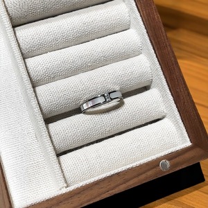 Anillo de titanio de diseño exclusivo con tres diamantes y efecto de gota de aceite, estilo ligero y lujoso para mujer, sin decoloración - Product Image 4