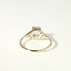 แหวนหมั้นเพชรอาร์ตเดโค 1.25 กะรัต E VS เพชรเพาะเลี้ยงหรือเพชรธรรมชาติ เป็นมิตรต่อสิ่งแวดล้อม ตัวเรือนแบบหนามเตย ดีไซน์หรูหรา ประกายระยิบระยับ - Product Image 3