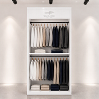Vitrine en bois foncé grainé avec logo en relief, double tringle de suspension, étagère centrale, présentoir de vente au détail sur mesure
