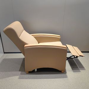 Silla de Hospital KM-SYS19, Cuero Beige, Reposabrazos de Madera Maciza, para Adultos y Personas Mayores - Product Image 3