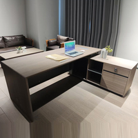 Scrivania moderna e semplice per manager, per ufficio aziendale o uso domestico, mobile in legno con pannelli, scrivania moderna.