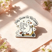 Broche Mignonne Oie Amusante en Alliage de Zinc, Motif Oie Dessin Animé sur Trottinette, Accessoire Thème Animal Amusant pour Sac à Dos, Décoration de Vêtements, Cadeau