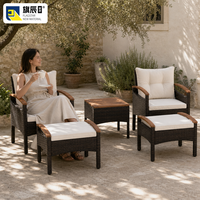 Ensemble de 5 chaises et ottomanes en osier avec table d'appoint à coussin capitonné