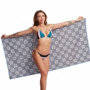 Serviette <span class=keywords><strong>de</strong></span> plage en microfibre rayée surdimensionnée personnalisée avec fonction jetable compressée pour la plage avec sac intégré - Product Image 1