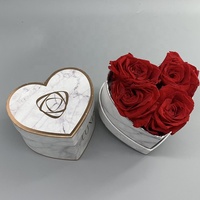 Boîte à fleurs en papier marbré en forme de cœur, design personnalisé, en gros, avec mousse pour roses éternelles, revêtement UV, gaufrage, matériaux recyclés
