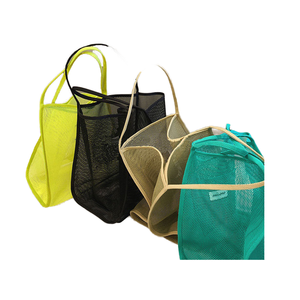 Bolso de playa de malla de poliéster mediano OEM para verano con correa para el hombro, bolsa de compras de ropa de natación de malla reciclada - Product Image 1