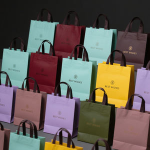 ถุงของขวัญกระดาษสีศิลปะบูติกสีชมพูเป็นมิตรต่อสิ่งแวดล้อมติดป้ายโลโก้ส่วนตัวสำหรับบรรจุภัณฑ์ครีมหน้าซูเปอร์มาร์เก็ต - Product Image 1