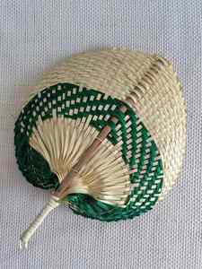 Éventail artisanal en bambou et feuille de palmier tressée, personnalisable en gros - Product Image 4