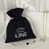 Pochette cadeau en coton biologique recyclable noire pour colliers et bracelets avec logo personnalisé